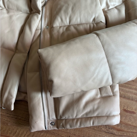 Abercrombie Vegan Leather Puffer Jacket in cream - Picture 4 of 6